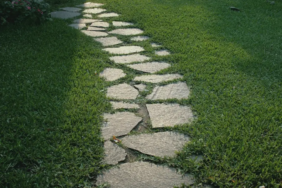 Un chemin de dalles en pas japonais dans une pelouse